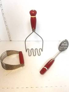 lot 36 image: Set of 3 Red Handled Vintage Kitchen Utensils