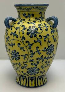 lot 12 image: Vintage Chinese Yellow Glaze  Blue White Porcelain Flower Vase 12