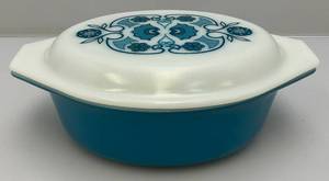 lot 67 image: Vintage Pyrex Blue Horizons Covered Casserole Dish & Lid 1.5 Qt