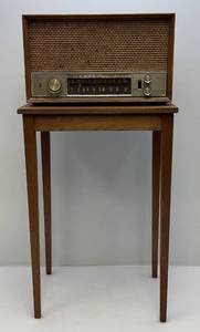 lot 139 image: Vintage Zenith AMFM Tube Radio & Radio Table 15 34 L x 23 12 H x 12 W