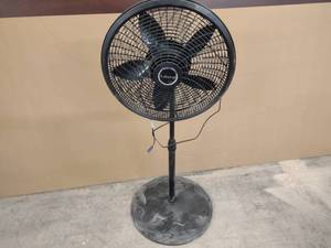 lot 103 image: 18 Oscillating Pedestal Fan...