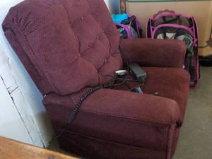 lot 8 image: Burgundy Lift Chair - tested and wo...