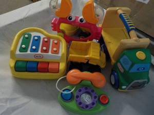 lot 18 image: toys...