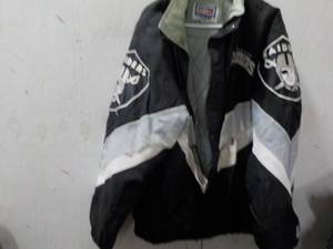 lot 69 image: 5 ct Previously Worn Coats size L a...