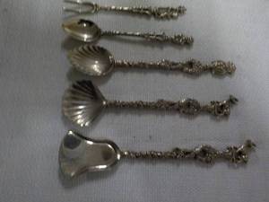 lot 71 image: 5 ct Very Vintage Silverware Set...
