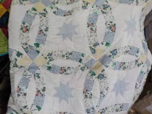 lot 83 image: 86x 86 Quilt and 2 Shams, tableclo...