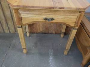 lot 96 image: Wood Desk with 1 Drawer 26 x 21 x 2...