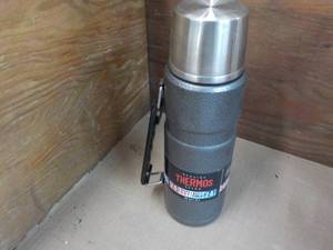 lot 120 image: thermos 40 oz - looks unused...