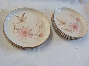 lot 143 image: True Porcelain Winfield Hand Crafte...