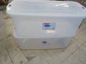 lot 151 image: 2 Rubber Maid Totes with Covers- co...