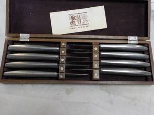 lot 271 image: Set of 8 Serra-cut Octet Steak Kniv...