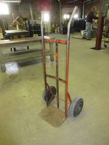 lot 220 image: HEAVY DUTY HAND TRUCK WITH AIR TIRES