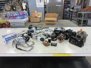 lot 381 image: VINTAGE CAMERA AND ACCESSORY ASSORTMENT