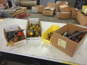 lot 395 image: ASSORTED SCREWDRIVERS