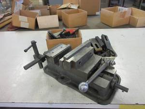 lot 402 image: KURT VISE  AND ASSORTED MILLING MACHINE ACCESSORIES