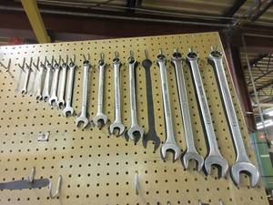 lot 456 image: NEAR COMPLETE SET OF CRAFTSMAN COMBINATION WRENCHES