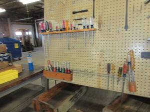 lot 473 image: ASSORTED SCREW DRIVERS AND NUT DRIVER