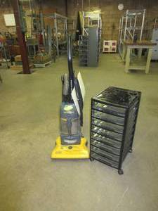 lot 530 image: EUREKA VACUUM AND STORAGE UNIT