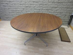 lot 533 image: ROUND  LAMINATE TOP TABLE