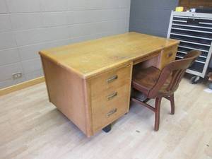 lot 534 image: VINTAGE JACKSON DESK WITH BANKERS CHAIR