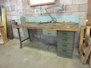 lot 289 image: WORK BENCH WITH POWER, VISE AND ATTACHED LAMP