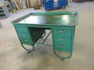 lot 546 image: VINTAGE,  SOUTH BEND LATHE WORKS LATHE TABLE