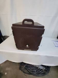 lot 7 image: Cambro Insulated Food Carrier for Hot and Cold Items