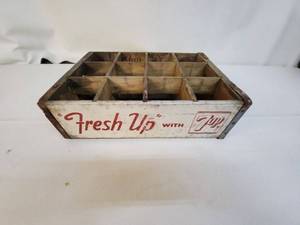 lot 18 image: Vintage 7-Up Wooden Crate, 12-Compartment