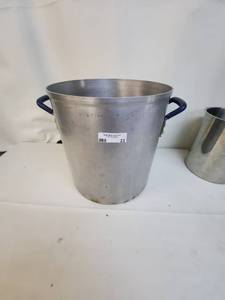 lot 23 image: Extra Large cooking pot with Handles
