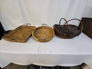 lot 39 image: Set of 3 Handwoven Baskets and Trays