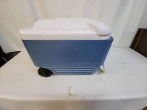 lot 47 image: Igloo Portable Cooler with Wheels and Handle
