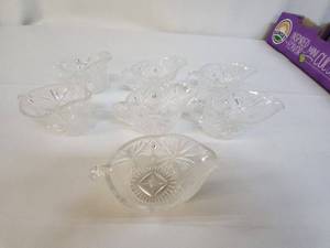 lot 50 image: Set of 7 plastic Leaf-Shaped sauce pouring containers