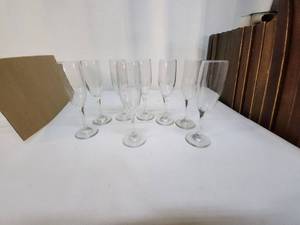 lot 96 image: Set of 8 Clear Glass Champagne Flutes