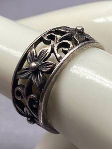 lot 31B image: Sterling Silver 925 Vintage Floral Cut-Out Ring Size 5.75