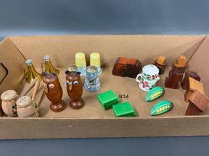 lot 93C image: Vintage Novelty Salt and Pepper Shaker Collection Lot