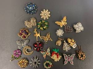 lot 109C image: Vintage Rhinestone & Pearl Brooch Collection Lot