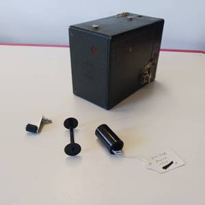 lot 38 image: Vintage Model C 1929 Kodak Hawkeye Brownie camera