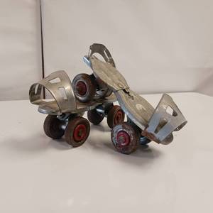 lot 46 image: Vintage kids ball bearing skates