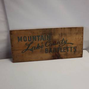 lot 65 image: Vintage wooden Bartlett Pears box face