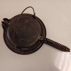 lot 50 image: Griswold Waffle Iron No. 8 - Dating back to 1908 (includes base)