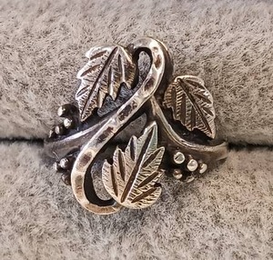 lot 6 image: Vintage Grape Leaf Ring - Sterling Silver size 7 12