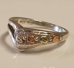 lot 7 image: Black Hills Gold and Sterling Silver Ring - tri-color size 8