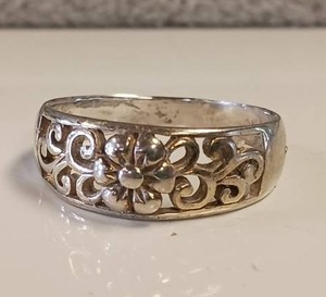 lot 13 image: Sterling Silver Ring w Flower detail - Size 9