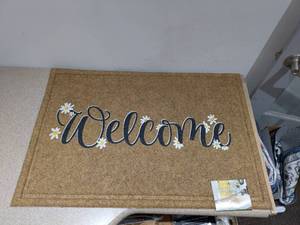 lot 10 image: BRAND NEW MOHAWK SPRING COLLECTION WELCOME RUG