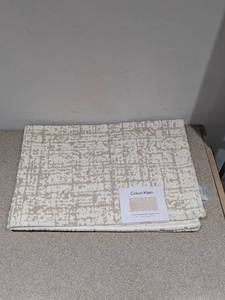 lot 93 image: NEW CALVIN KLEIN ACCENT RUG W NON-SKID BACKING