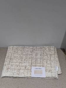lot 97 image: NEW CALVIN KLEIN ACCENT RUG W NONSLIP BACKING