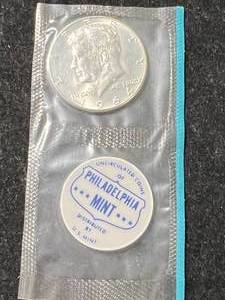 lot 25 image: ORIGINAL MINT SET US 1964 KENNEDY HALF DOLLAR