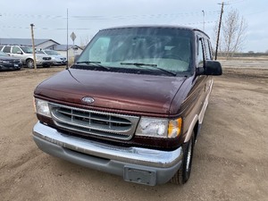 lot 16 image: 2000 Ford E150 Econoline