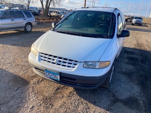 lot 21 image: 1998 Plymouth Voyager