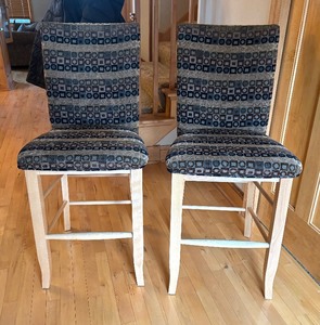 lot 9 image: Pair of Beautiful Barstools by Thomasville Furniture